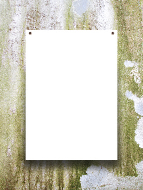 une feuille de papier avec 2 clous
 - Photo, image