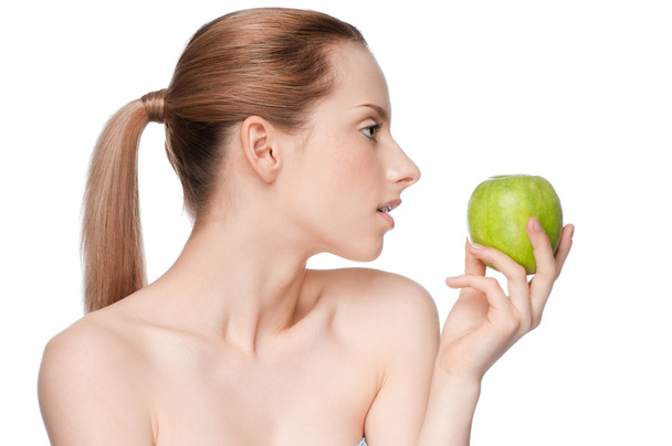 Женщина ест зеленое яблоко
 - Фото, изображение