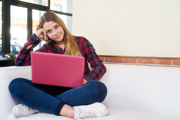νεαρό κορίτσι με το laptop σε καναπέ - Φωτογραφία, εικόνα