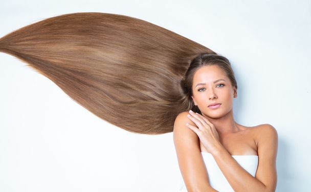Mulher com cabelo castanho longo
 - Foto, Imagem