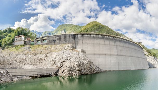 Presa hidroeléctrica en las montañas
 - Foto, Imagen