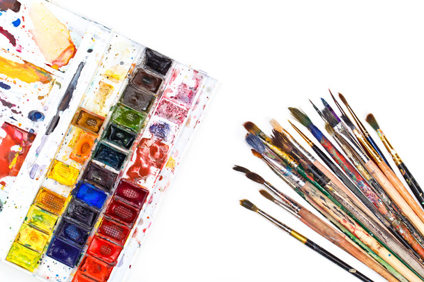 Sulu boya boya-box ve boya fırça kullanılır. Üstten Görünüm. İzole görüntü - Fotoğraf, Görsel