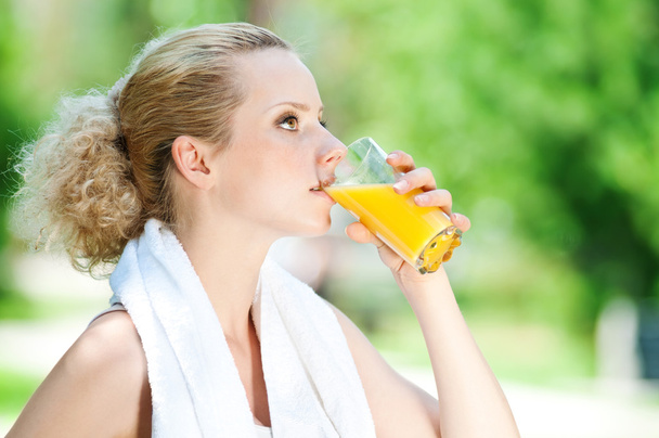 Woman drinking juice after exercise - Fotoğraf, Görsel