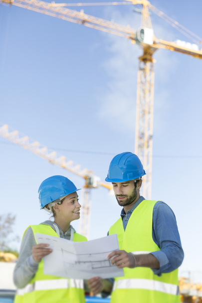 Engineers on building site checking plans - Φωτογραφία, εικόνα