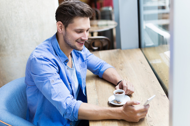 Man using digital tablet at cafe - Фото, зображення