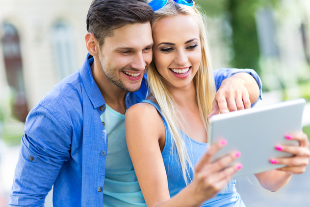 Jeune couple utilisant une tablette numérique
 - Photo, image