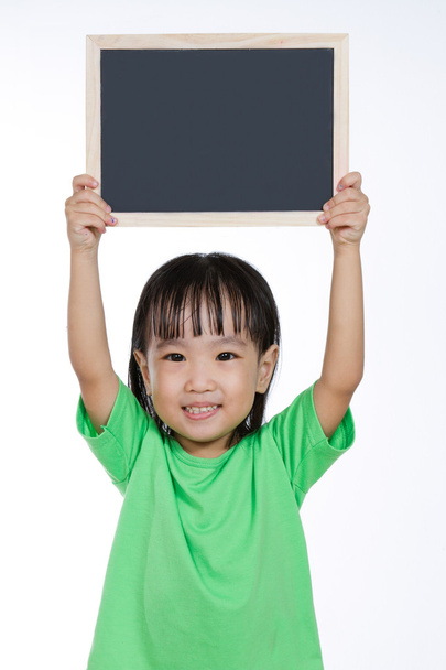 Asian Chinese little girl holding chalkboard - 写真・画像