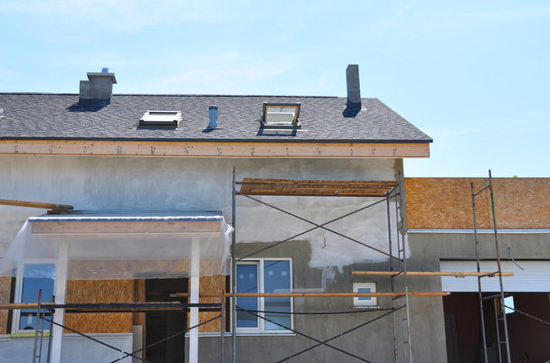 建設や天窓、ventil を持つ民家の修理 - 写真・画像