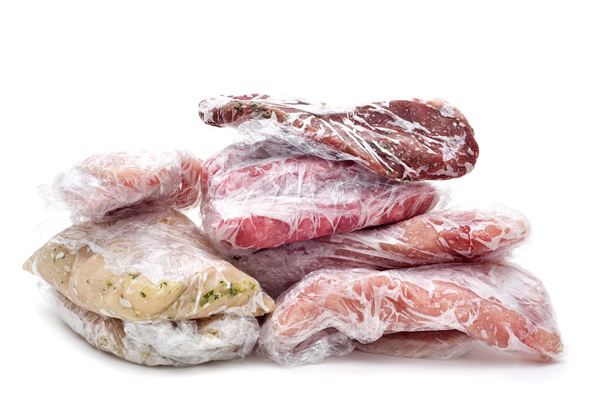 mrożone surowe mięso zawinięte w folię - Zdjęcie, obraz