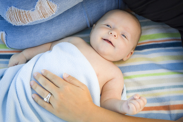 Petit bébé garçon enveloppé dans sa couverture reposant avec maman
 - Photo, image