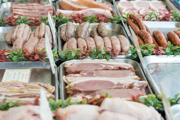 vlees display op lokale slagers - Foto, afbeelding