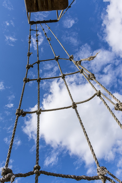 Vecchia scala di corda contro cielo nuvoloso
 - Foto, immagini