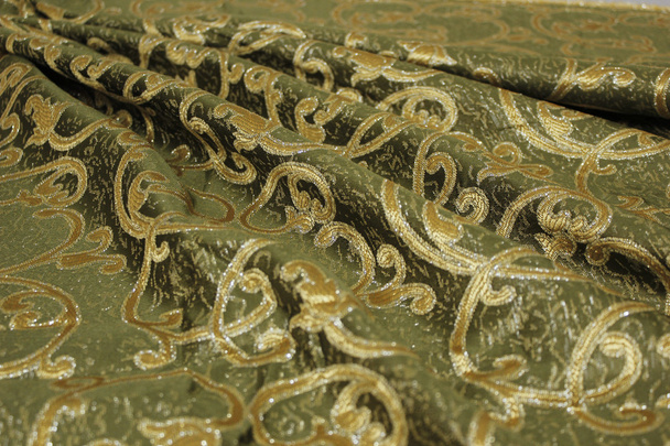 Зеленая ткань с золотой вышивкой
. - Фото, изображение