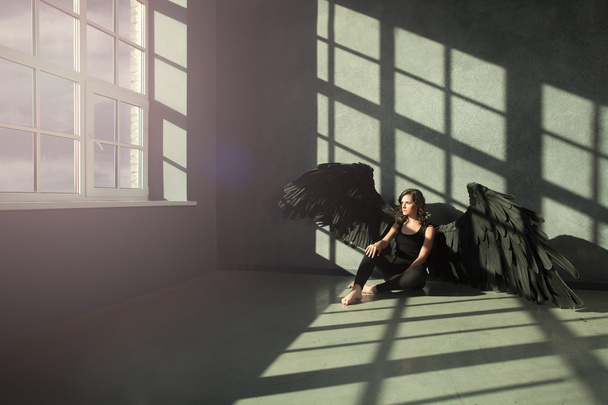 Goddelijk licht. Black Angel en Mystic Light - Foto, afbeelding