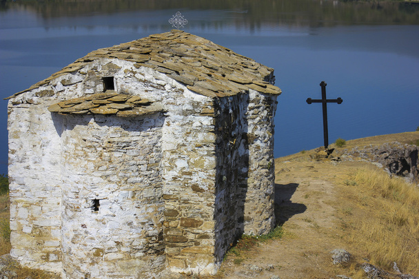 Cappella medievale sulla diga di Pchelina, Bulgaria
 - Foto, immagini