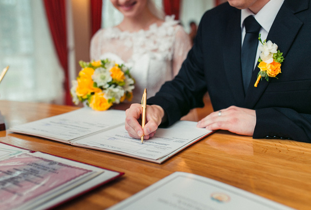 Sulhasen allekirjoittaminen avioliitto lisenssi
 - Valokuva, kuva