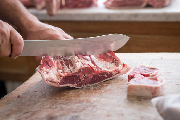 Büyük bir bıçak ile kuzu biftek oyma - Fotoğraf, Görsel