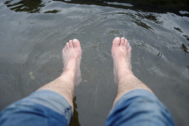Нога людини у воді - Фото, зображення