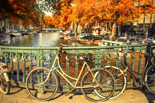 Amsterdamin kanava ja polkupyörät
 - Valokuva, kuva