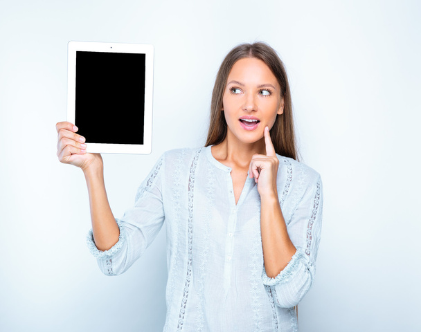 smiling woman with tablet - Foto, Imagen
