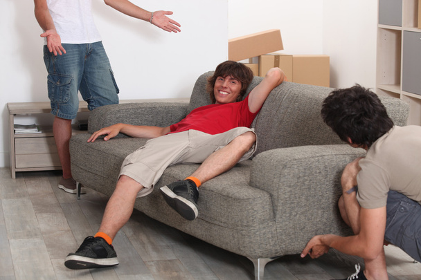 Üç adam mobilya düzenlenmesi - Fotoğraf, Görsel