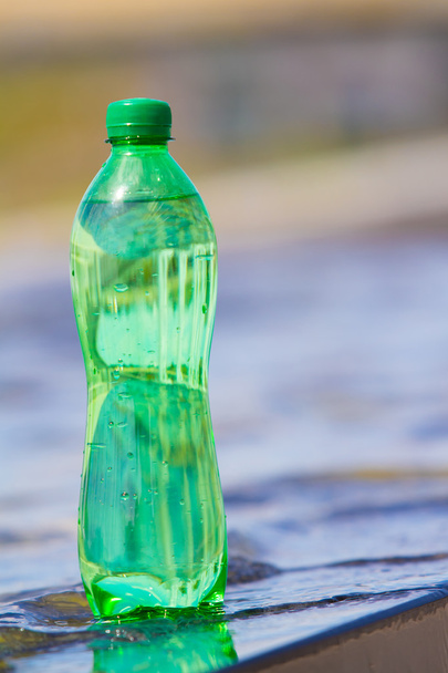 grüne Flasche mit Wasser - Foto, Bild
