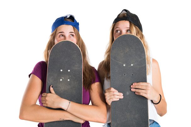 Holky, schovává se za jejich skateboardy - Fotografie, Obrázek