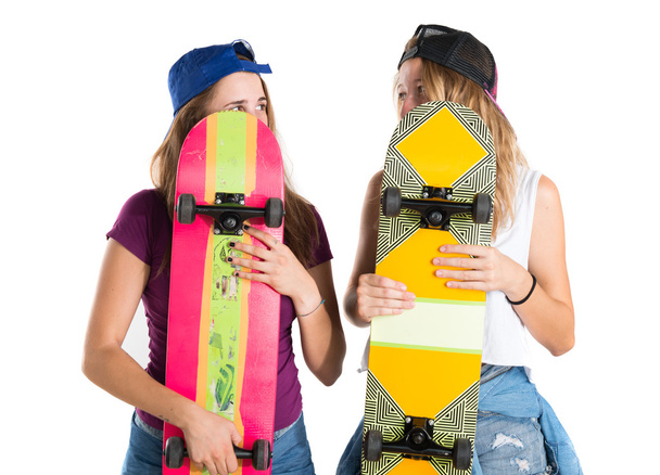 Meisjes verbergen achter hun skateboards - Foto, afbeelding