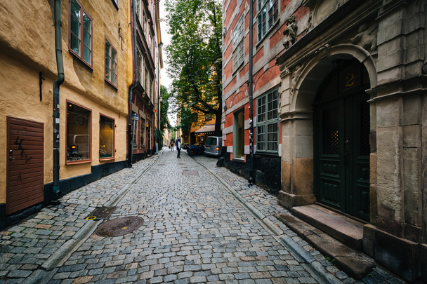 A narrow street in Galma Stan, Stockholm, Sweden. - Фото, изображение