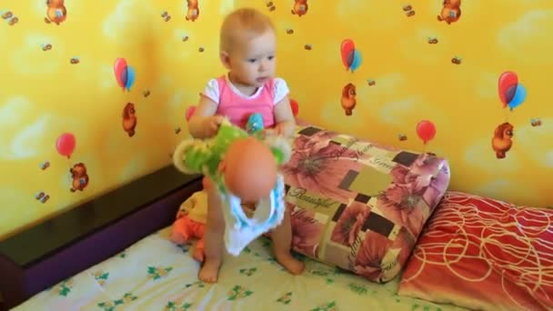 dziecko bawi się jej lalki w pokoju - Materiał filmowy, wideo