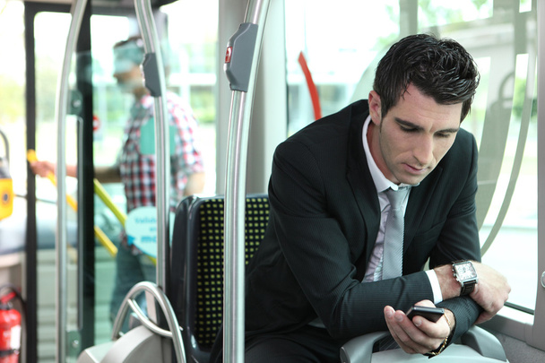 Man texting in a bus - Foto, afbeelding