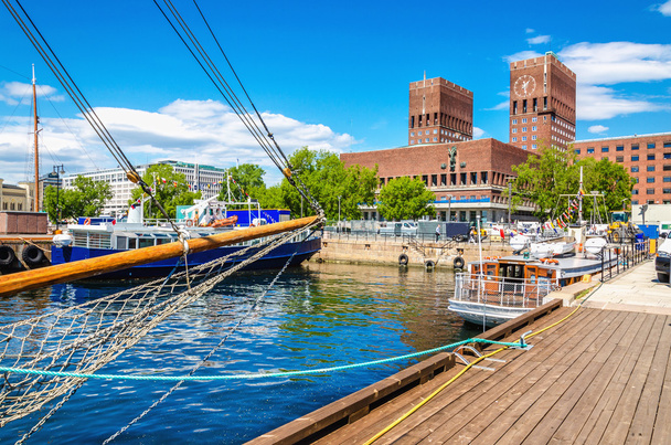 Ayuntamiento de Oslo desde Harbour, Noruega
 - Foto, Imagen