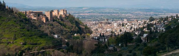 Panorámica de Granada y Alhambra. Granada, España
 - Foto, Imagen