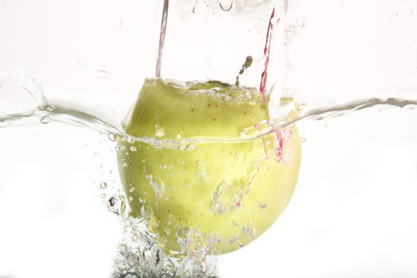 リンゴと水のカラー写真 - 写真・画像
