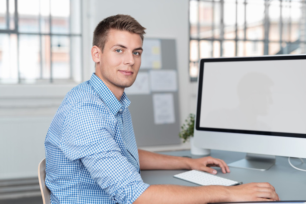 Young Businessman at his Desk Smiling at Camera - Foto, afbeelding