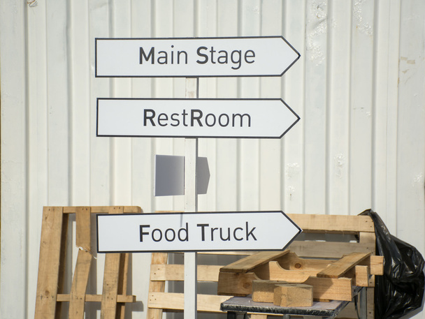 Головній сцені, кімната відпочинку, харчової вантажівка знак на фоні контейнер - Фото, зображення
