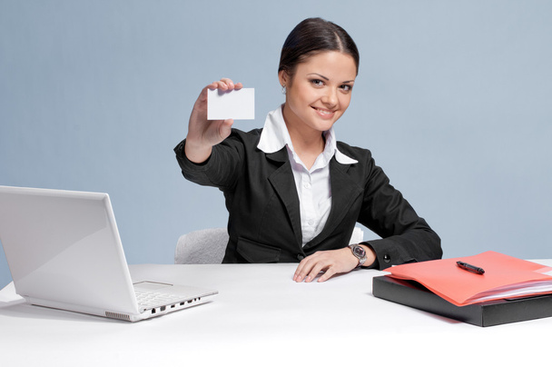 Emotional business woman in office palce show white card - Фото, изображение