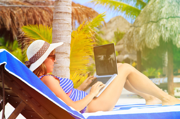 Mulher com laptop na praia tropical
 - Foto, Imagem