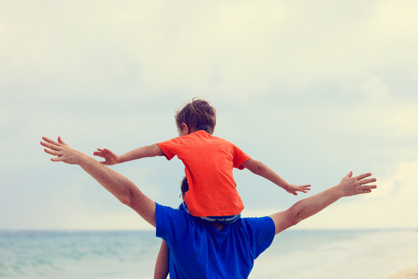 glücklicher Vater und Sohn spielen am Meeresstrand - Foto, Bild