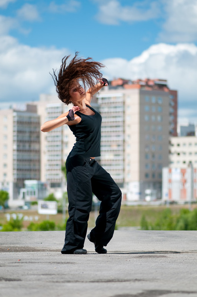 Beautiful girl dancing hip-hop over urban landscape - Foto, Bild