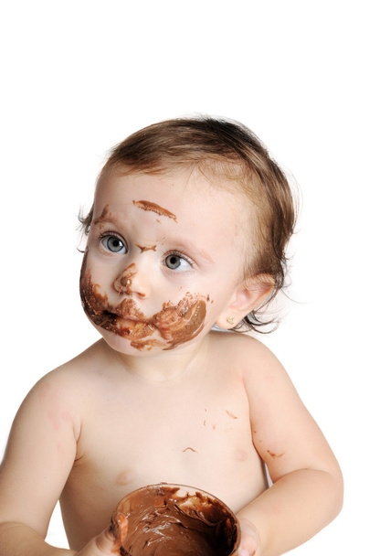 Bebé disfrutando el momento, comiendo chocolate
 - Foto, Imagen