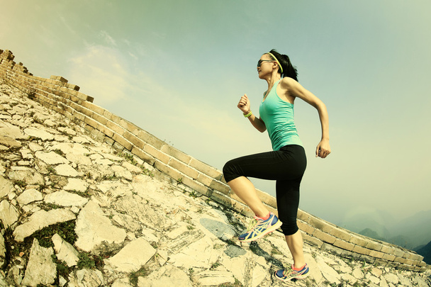 Naisurheilija juoksee
 - Valokuva, kuva