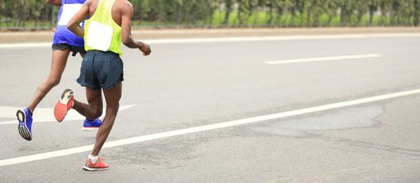 Maratonjuoksijat tiellä
 - Valokuva, kuva