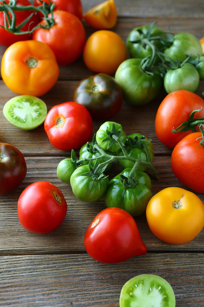 cosecha de tomates mezclados
 - Foto, Imagen