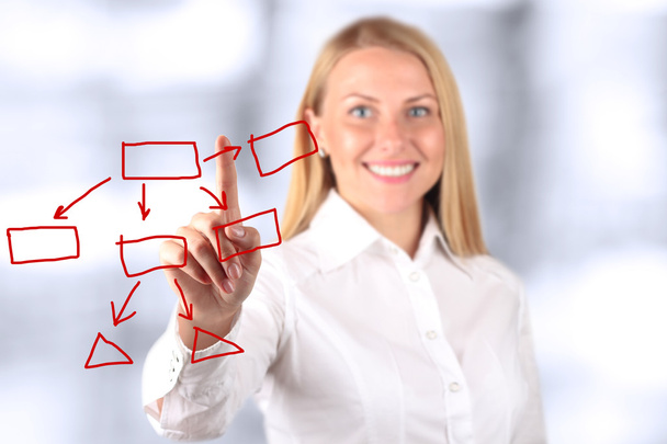 Geschäftsfrau, die eine virtuelle Grafik mit der Hand berührt. blauer Hintergrund neben - Foto, Bild