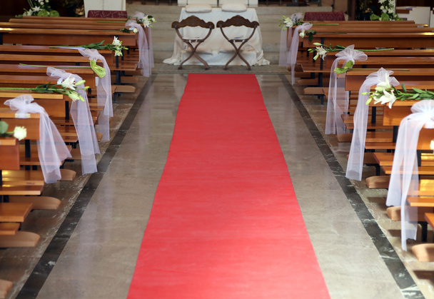 Інтер'єр церкви прикрашений білими квітами
 - Фото, зображення