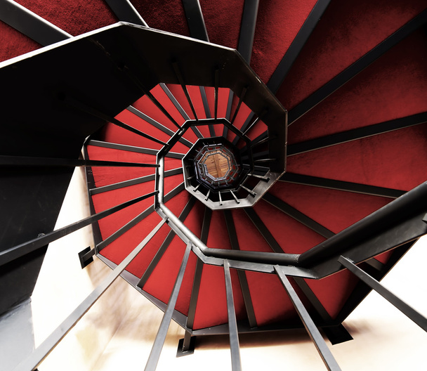 спіральні сходи з темно-червоним килимом
 - Фото, зображення