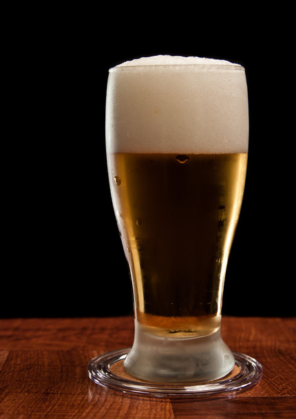 Light bier op een balk - Foto, afbeelding