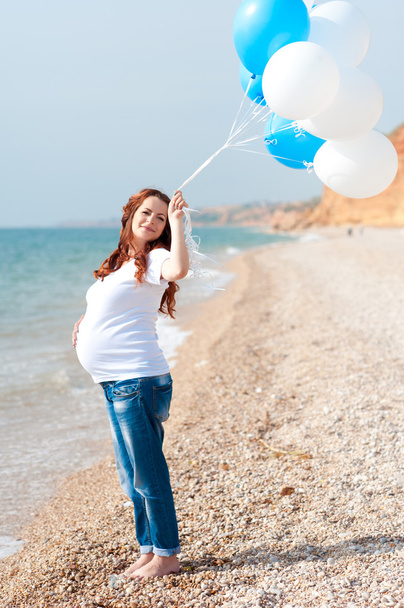 těhotná žena s balónky - Fotografie, Obrázek