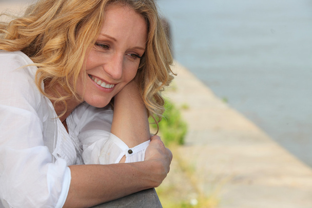 Smiling woman on a boardwalk - Valokuva, kuva